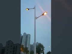 As luzes das ruas estão no crepúsculo até ao amanhecer.