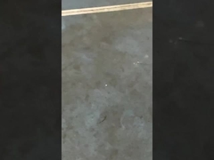 Luzes que iluminam o campo de tênis de mesa