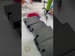 Acessórios de luminárias na montagem diária - instalação de cabos.