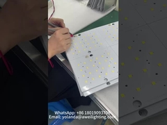 Processo de instalação de chips e lentes de luz solar.