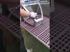 A caixa de alumínio da lâmpada de jardim está sendo polida na oficina de produção.