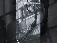 Instalação de painéis solares e ensaios de corrente de carregamento em curso.