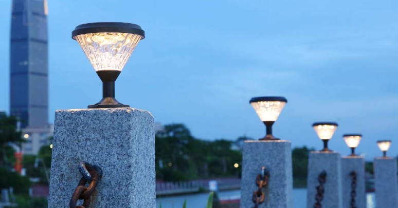 Últimos blogs da empresa sobre Como as luzes solares de gramado com alumínio fundido melhoram os espaços externos em todo o mundo?